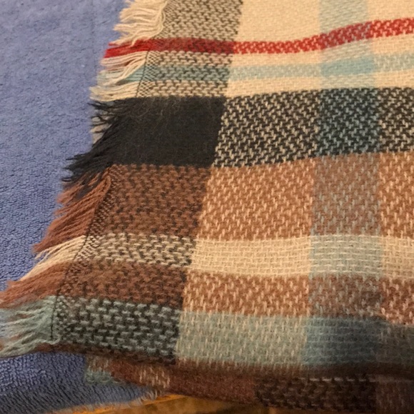 NWOT Scarf/Wrap - Picture 4 of 4
